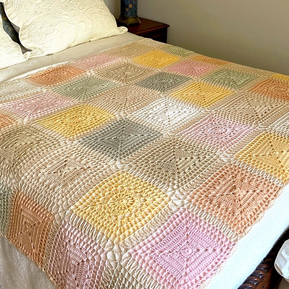 ❤️Vintage Mary Jane’s Elegant Multicolor Pastel Handmade Crochet Bedspread